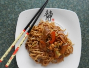 Makaron chiński z wołowiną i warzywami